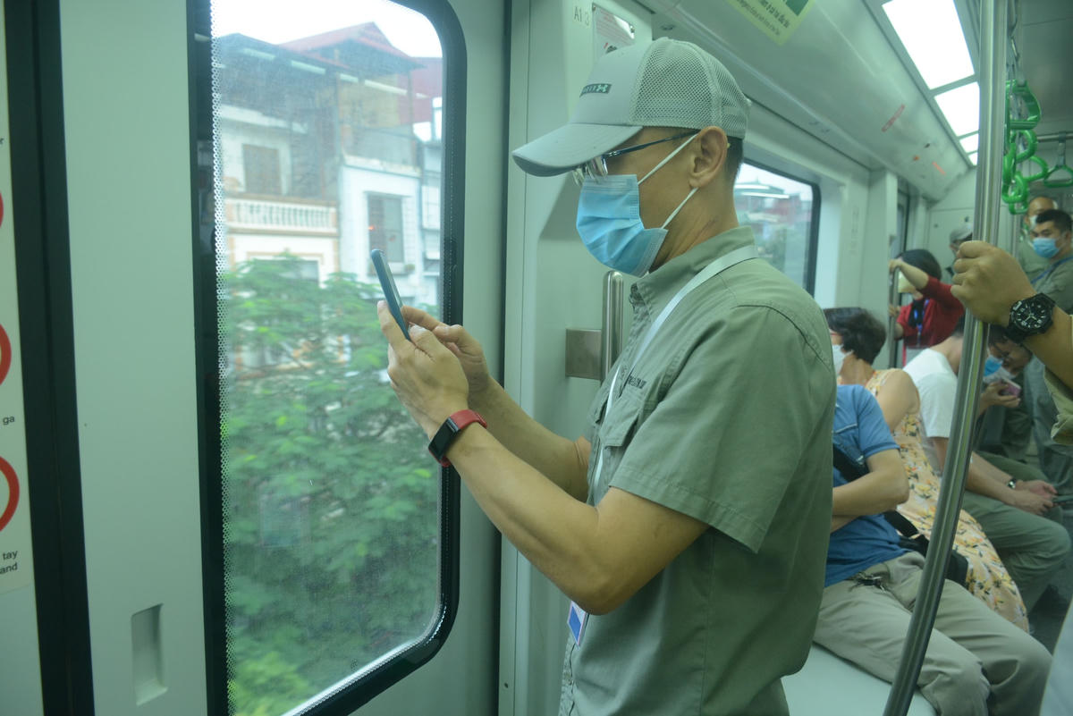 Nhiều người sử dụng điện thoại, máy ảnh lưu giữ những khoảnh khắc đẹp khi nhìn từ trên tàu xuống.