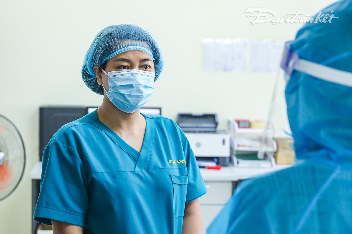 Chị Nguyễn Thị Mai Hương, Điều dưỡng trưởng Khoa Truyền nhiễm, Bệnh viện Đa khoa Đống Đa. Ảnh: Quang Vinh. 