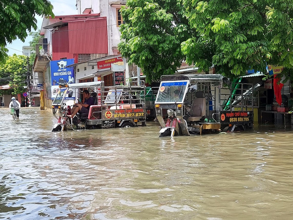 Nhiều xe cơ giới tự chế phải đỗ giữa dòng "nước xiết" trên góc đường Lạch Tray với đường Văn Cao.