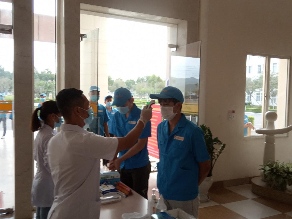 Tất cả quy trình bỏ phiếu và công tác phòng, chống dịch Covid-19 được tổ bầu cử thực hiện chặt chẽ, nghiêm ngặt, đảm bảo an toàn tuyệt đối. Ảnh: Báo Quảng Ninh.