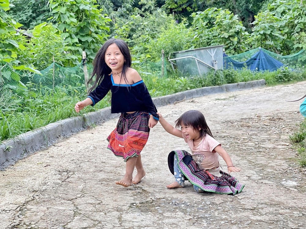 Chúng cứ hồn nhiên nô đùa giữa đường. Ảnh: Mai Mai/Vietnam+.  