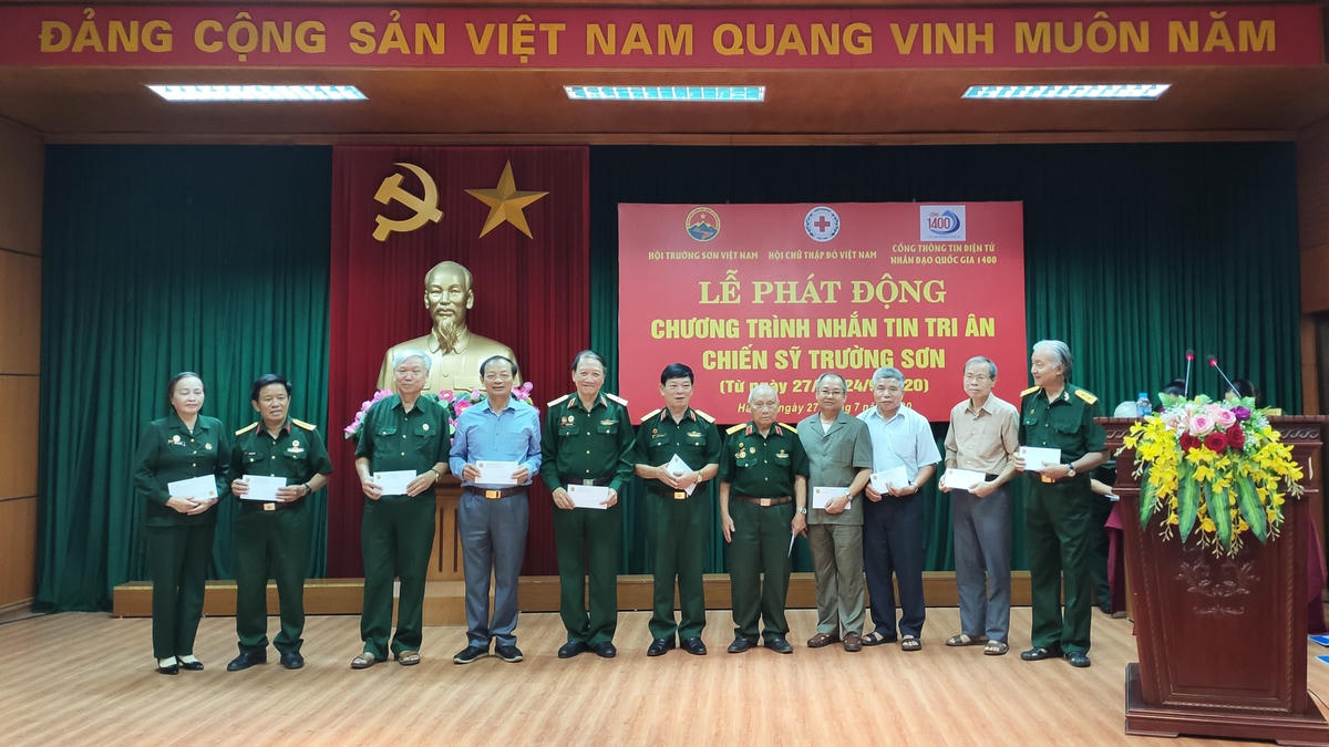Thiếu tướng Võ Sở  trao quà cho các gia đình liệt sĩ, các thương binh, bệnh binh, người nhiễm chất độc hoá học. Ảnh: Trung Quân.