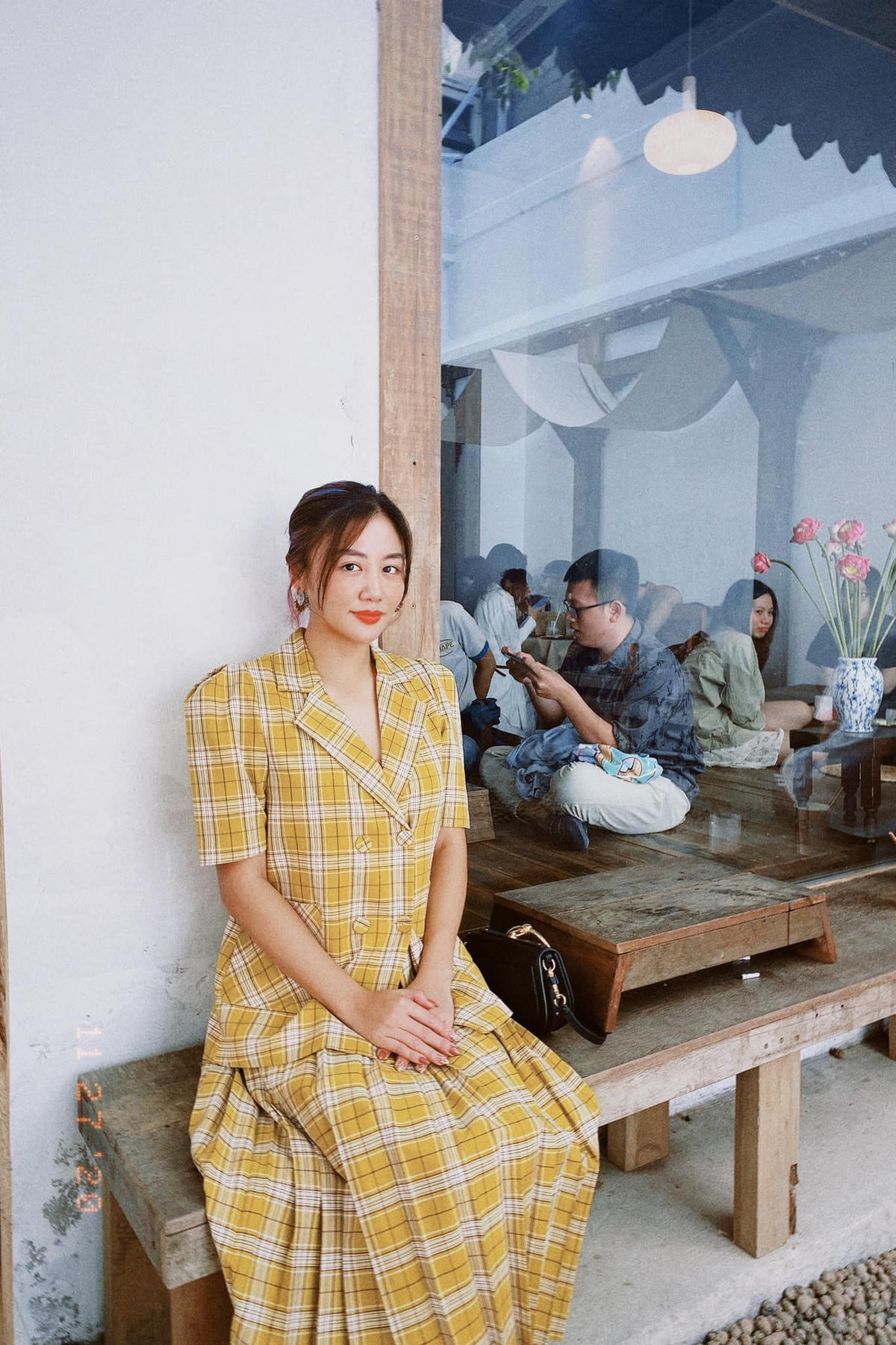 Văn Mai Hương đẹp nền nã trong bộ váy mang phong cách Vitage đi café cuối tuần tại một không gian mang đậm phong cách cổ trang Hàn Quốc.  