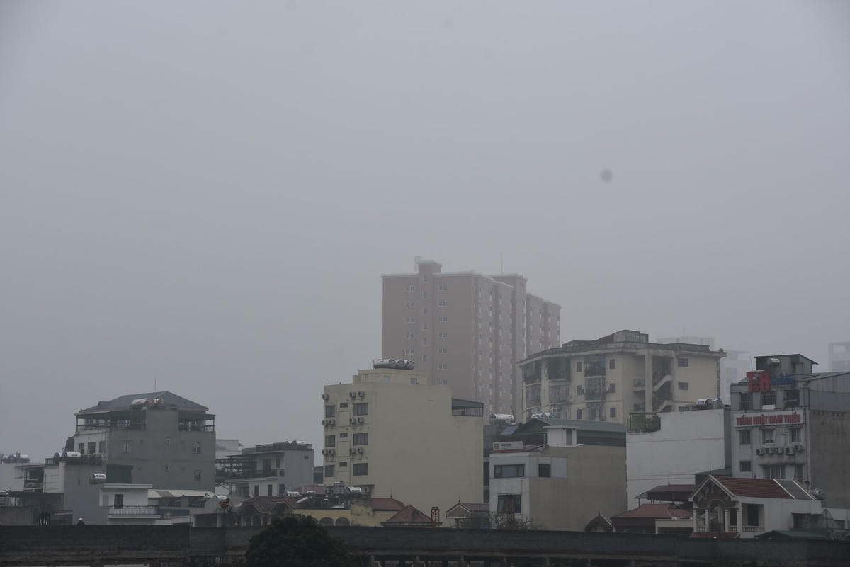 Những toà nhà như bị "nuốt chửng" bởi sương mù.