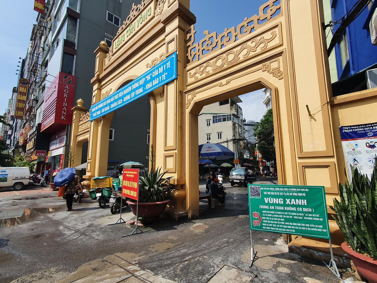 Nhiều chốt tự quản "vùng xanh' vẫn tiếp tục hoạt động sau khi Hà Nội thực hiện nới lỏng gián cách.