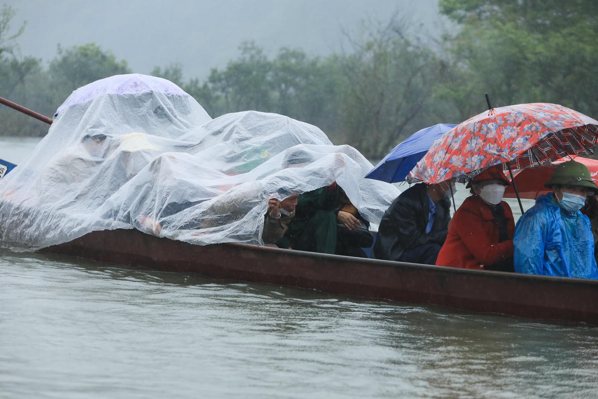 Du khách đội mưa đi lễ chùa Hương  