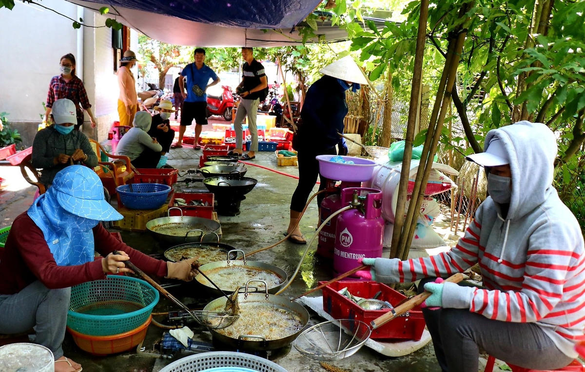 Những ngày này, người dân tại thôn Cự Lại Nam (xã Phú Hải, huyện Phú Vang, tỉnh Thừa Thiên Huế) đã cùng nhau chế biến hơn 1 tấn cá nục để gửi tặng người dân đang gặp khó khăn bởi dịch bệnh tại TP Hồ Chí Minh.