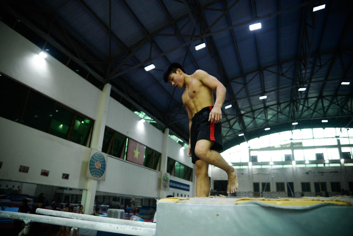 “Mình đã rất nỗ lực, phấn đấu hết sức có thể cho SEA Games sắp tới. Với mình, những “anh lớn” lão làng như Lê Thanh Tùng, Trương Minh Thành là những đối thủ đáng gờm nhất của mình”, Nguyễn Phước Hải, vận động viên đội tuyển nam cho biết.Chỉ còn 27 ngày nữa là diễn ra SEA Games 31, các vận động viên đội tuyển thể dụng dụng cụ đã chuẩn bị sẵn sàng về cả thể chất lẫn tinh thần để có thể mang về những kết quả tốt nhất.
