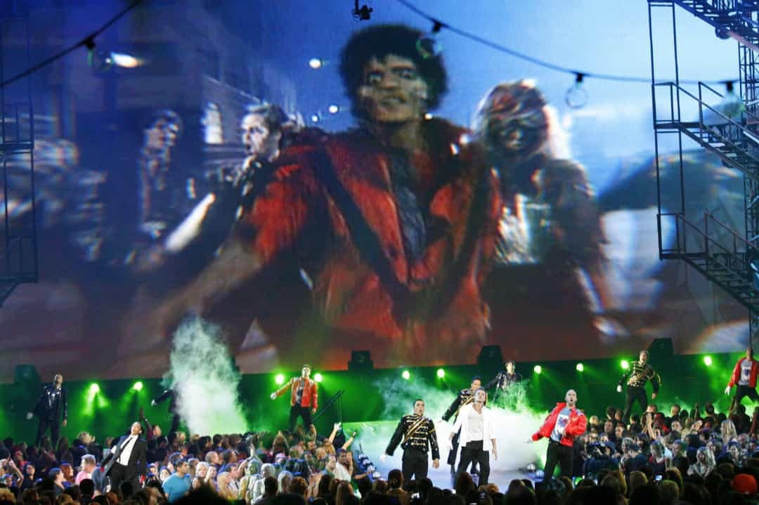 Các vũ công biểu diễn “Thriller” trong lễ tưởng nhớ Michael Jackson tại Lễ trao giải MTV Video Music tháng 9 năm 2009 ở New York.  