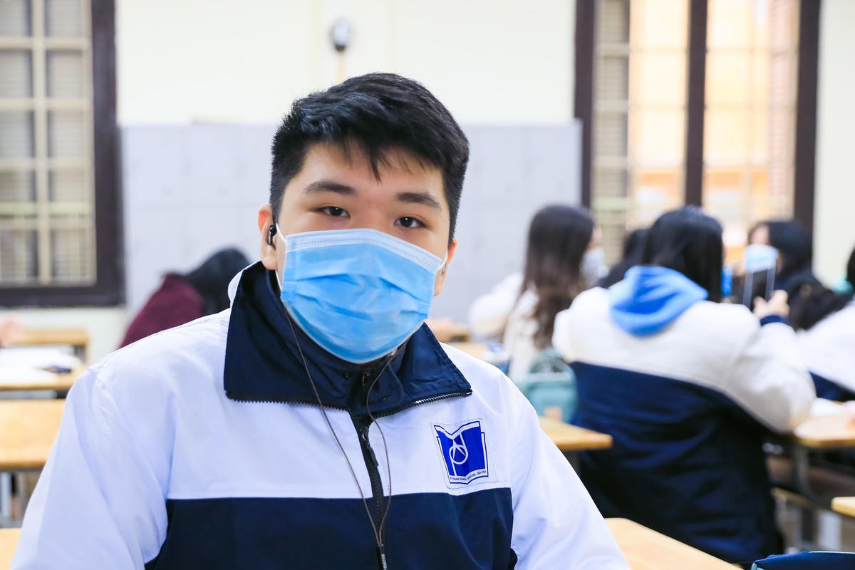 Em Lê Nhật Quang lớp 12D3 chia sẻ, thời gian qua phải học Online ở nhà, em và các bạn đã gặp rất nhiều khó khăn trong việc học tập vì đường truyền của mạng internet nhiều lúc không ổn định, mặc dù thầy cô và trò đã cố gắng rất nhiều để vượt qua những khó khăn đó, nhưng cũng không thể trọn vẹn được bằng việc học trực tiếp tại lớp.