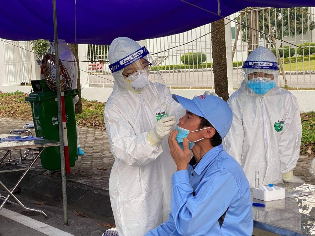 Việc lấy mẫu xét nghiệm Covid-19 được huyện Gia Lộc khẩn trương triển khai sau khi ghi nhận 3 trường hợp là công nhân dương tính với SARS-CoV-2.