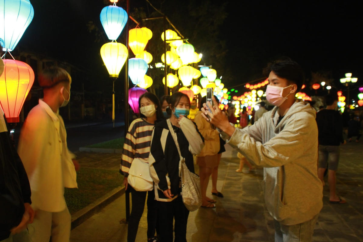 Nhiều bạn trẻ chụp ảnh lưu niệm.