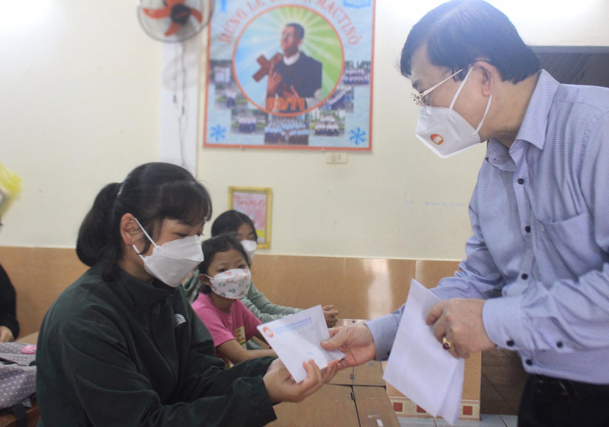 Phó Chủ tịch Nguyễn Hữu Dũng tặng quà cho các em nhỏ tại Giáo xứ Phước Tuyền. Ảnh: Nguyễn Quốc.