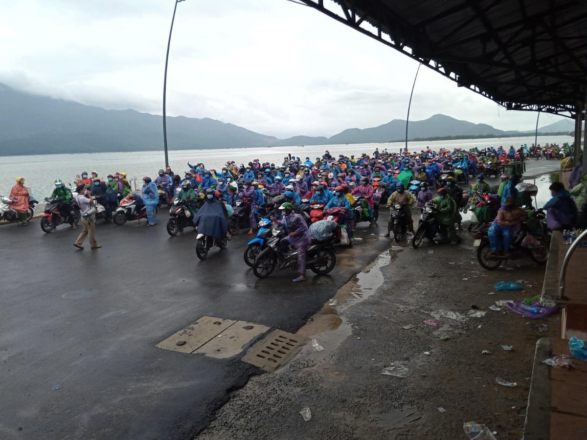 Sau khi đến địa phận tỉnh Thừa Thiên-Huế, những ai về Huế được hướng dẫn khai báo y tế và đưa đi cách ly theo quy định, đối với những người dân về các địa phương ở các tỉnh phía Bắc sẽ được lực lượng chức năng dẫn đoàn ra địa phận tỉnh Quảng Trị.