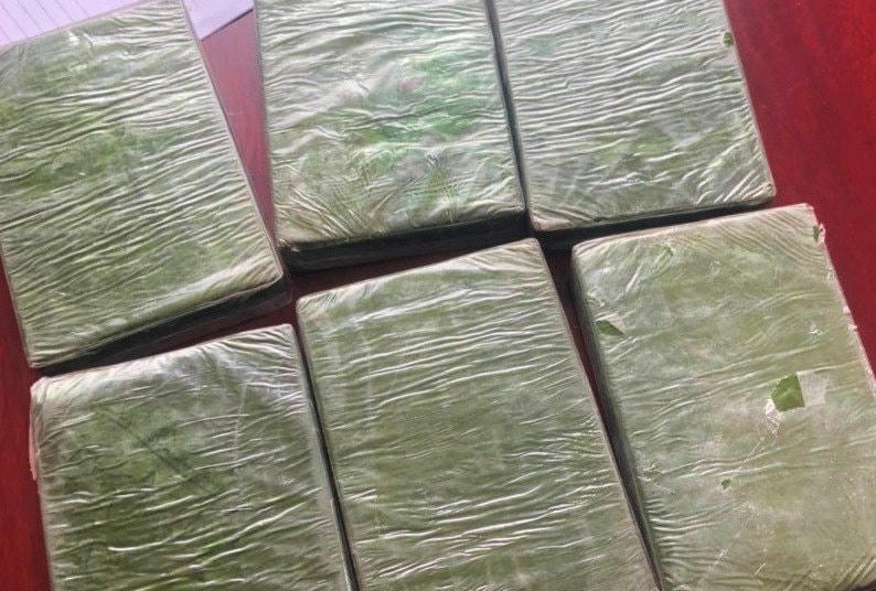 Tang vật 6 bánh heroin (trọng lượng 2,117 kg) được thu giữ tại cơ quan công an.