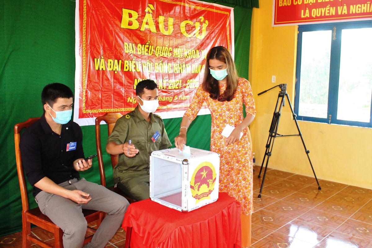 Cử tri khu vực bỏ phiếu số 4, thôn 48 thực hiện quyền bầu cử.