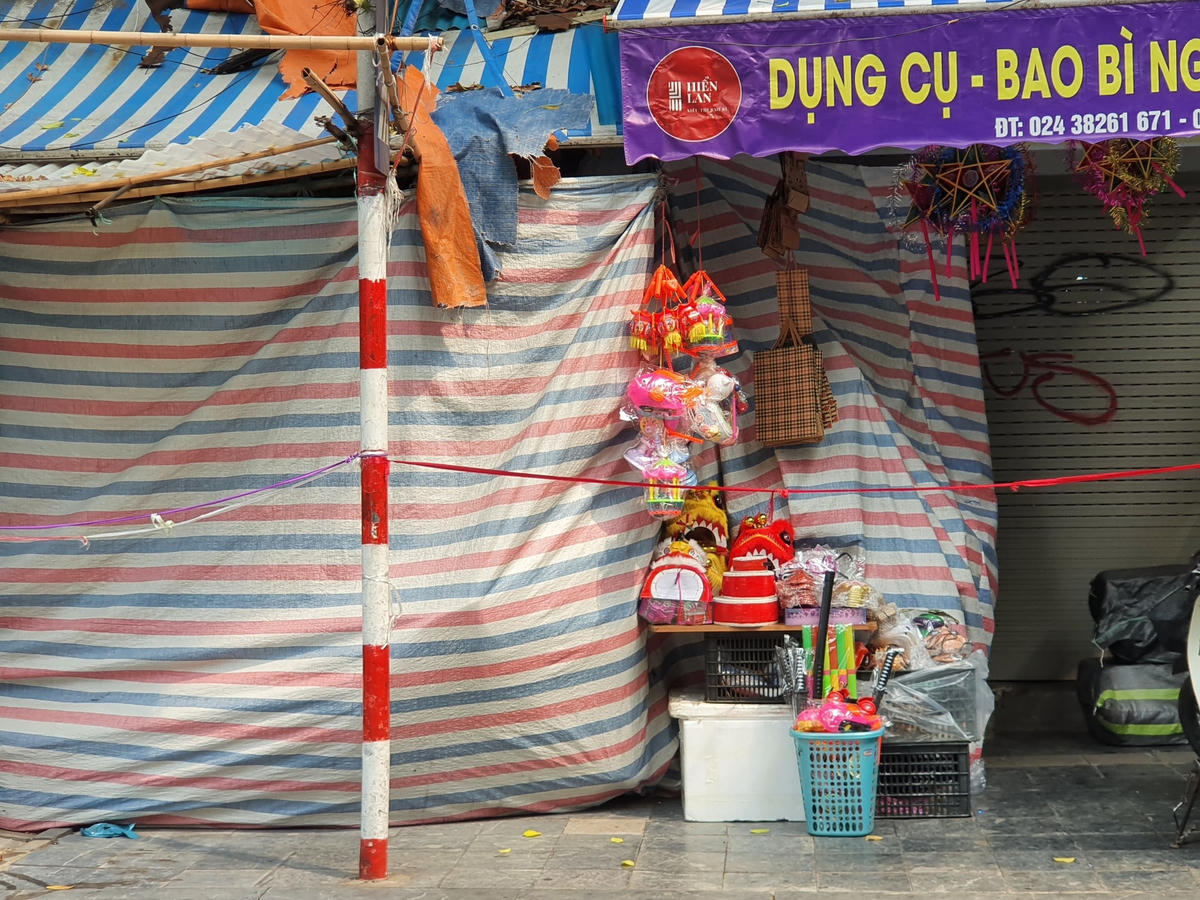 Những món đồ chơi, lồng đèn,..nằm trơ trọi một góc phố.