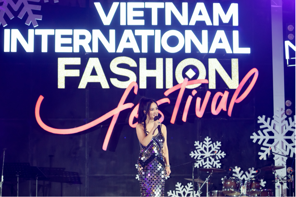 Trình diễn “Em ơi Hà Nội phố”, Hồng Nhung bày tỏ sự tri ân sâu sắc đến cố nhạc sĩ Phú Quang - một nhạc sĩ tài hoa đất Hà thành. Lời ca da diết mang đến những hoài niệm về một Hà Nội đặc trưng mùi hoa sữa và những con đường vắng. 