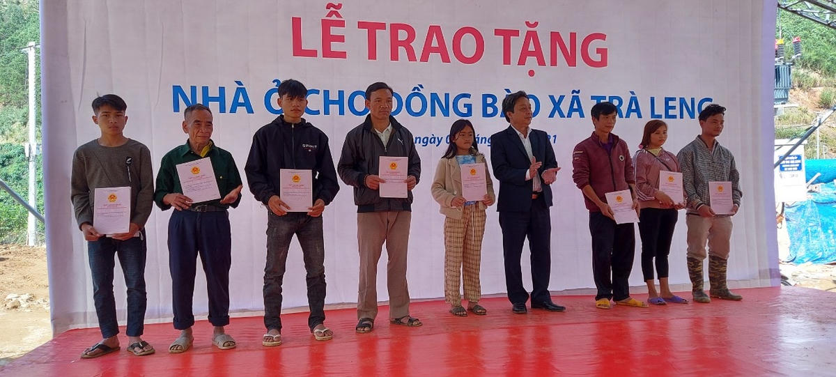13 hộ dân ở nóc Ông Đề được trao giấy chứng nhận quyền sử dụng đất