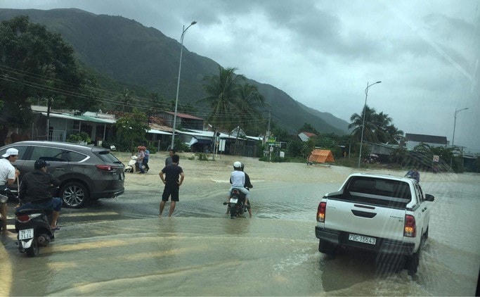 Một đoạn Quốc lộ 1A qua địa bàn TP Nha Trang (Khánh Hòa) bị ngập gây ách tắc giao thông.