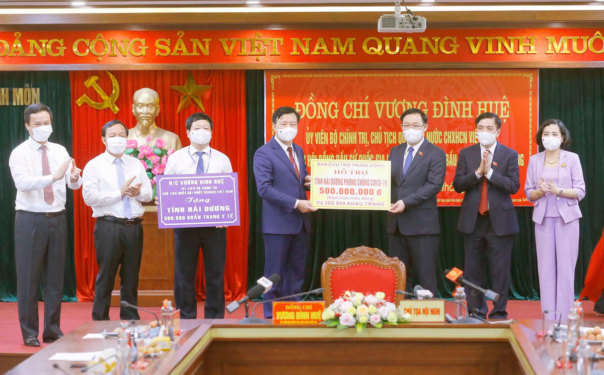 Chủ tịch Quốc hội tặng quà cho Đảng bộ và nhân dân Hải Dương phòng chống dịch Covid-19.