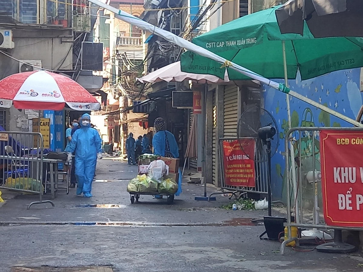 Đồ nhu yếu phẩm tiếp tế sẽ được gửi tới từng nhà. 