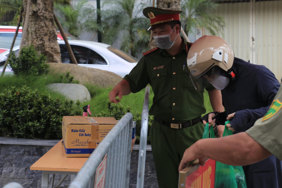 UBND phường Thịnh Liệt đã lên phương án đảm bảo nhu yếu phẩm cho cư dân toà nhà trong thời gian phong toả.