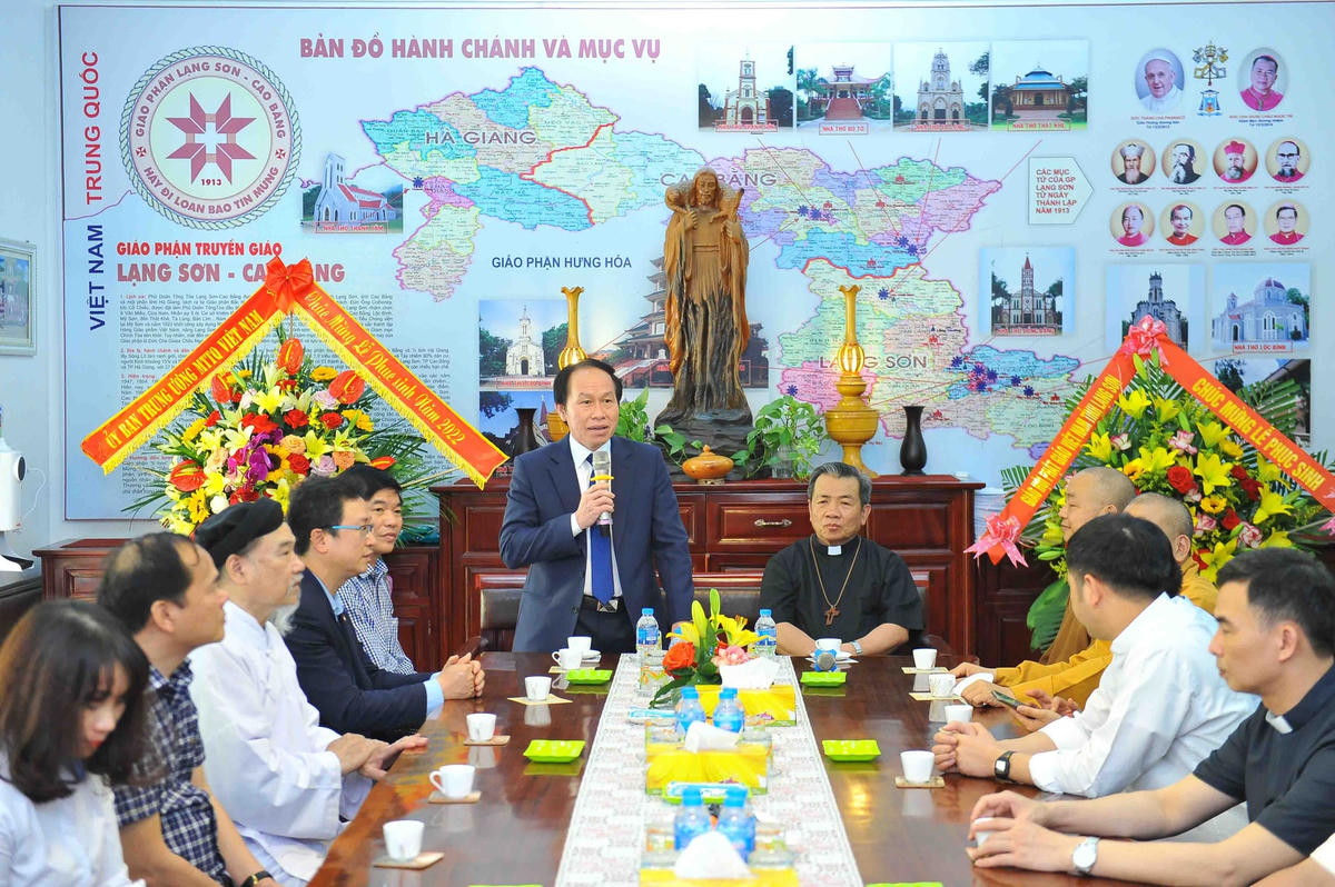 Phó Chủ tịch – Tổng Thư ký Lê Tiến Châu trò chuyện cùng các chức sắc, chức việc và đồng bào giáo dân tại Giáo phận Lạng Sơn – Cao Bằng.