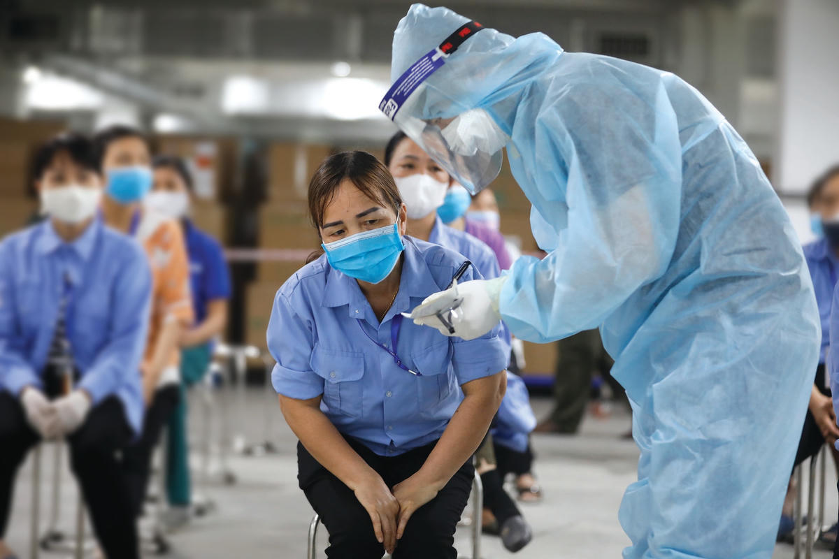 Phóng viên Đức Trân tác nghiệp tại Bắc Giang.  