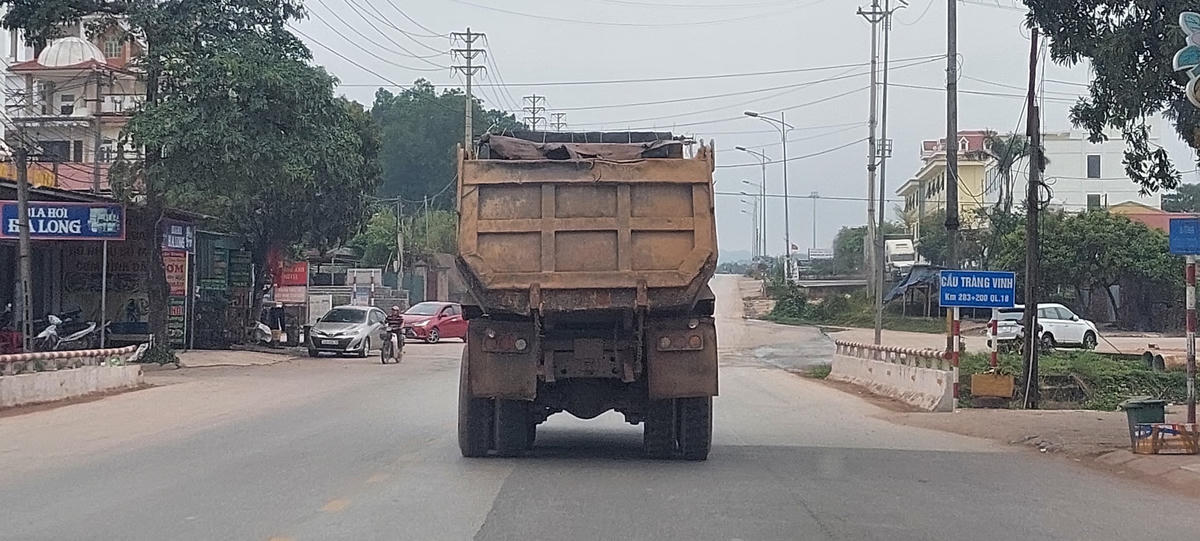 Một phương tiện chở vật liệu qua địa bàn TP Móng Cái. Ảnh tư liệu: mongcaicity.gov.vn.
