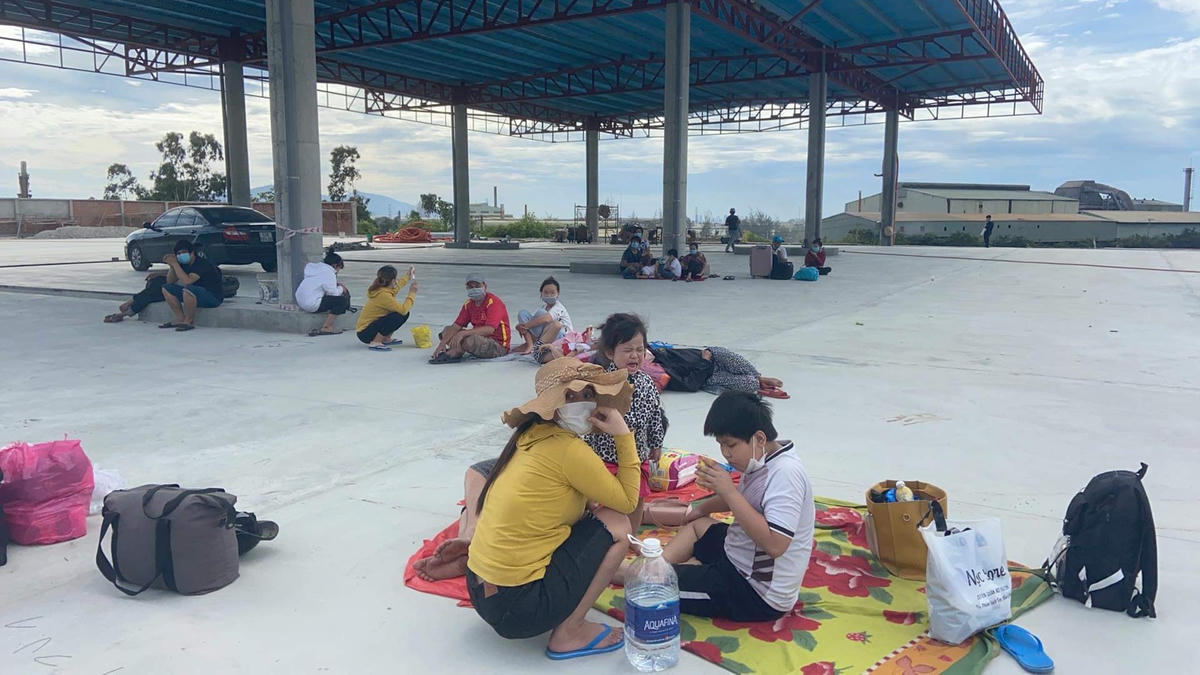 Do không được Thừa Thiên - Huế tiếp nhận, 23 người từ TP Hồ Chí Minh về quê phải quay lại Đà Nẵng, chờ trợ giúp. Ảnh CSGT cung cấp.