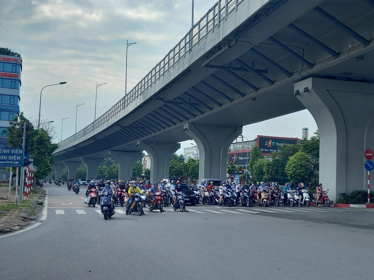 Trên đường Giải Phóng, có một số ngã tư vẫn xảy ra cảnh ùn ứ nhẹ khi dừng đèn đỏ. 
