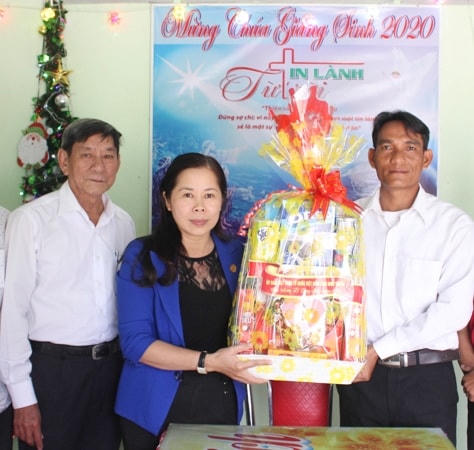 Bà Phạm Thị Bích Hà, Phó Chủ tịch Ủy ban MTTQ Việt Nam tỉnh Ninh Thuận, đến thăm, chúc mừng mục sư Pi Năng Hà Thiêm, Quản nhiệm nhà thờ Tin lành Tầm Ngân .