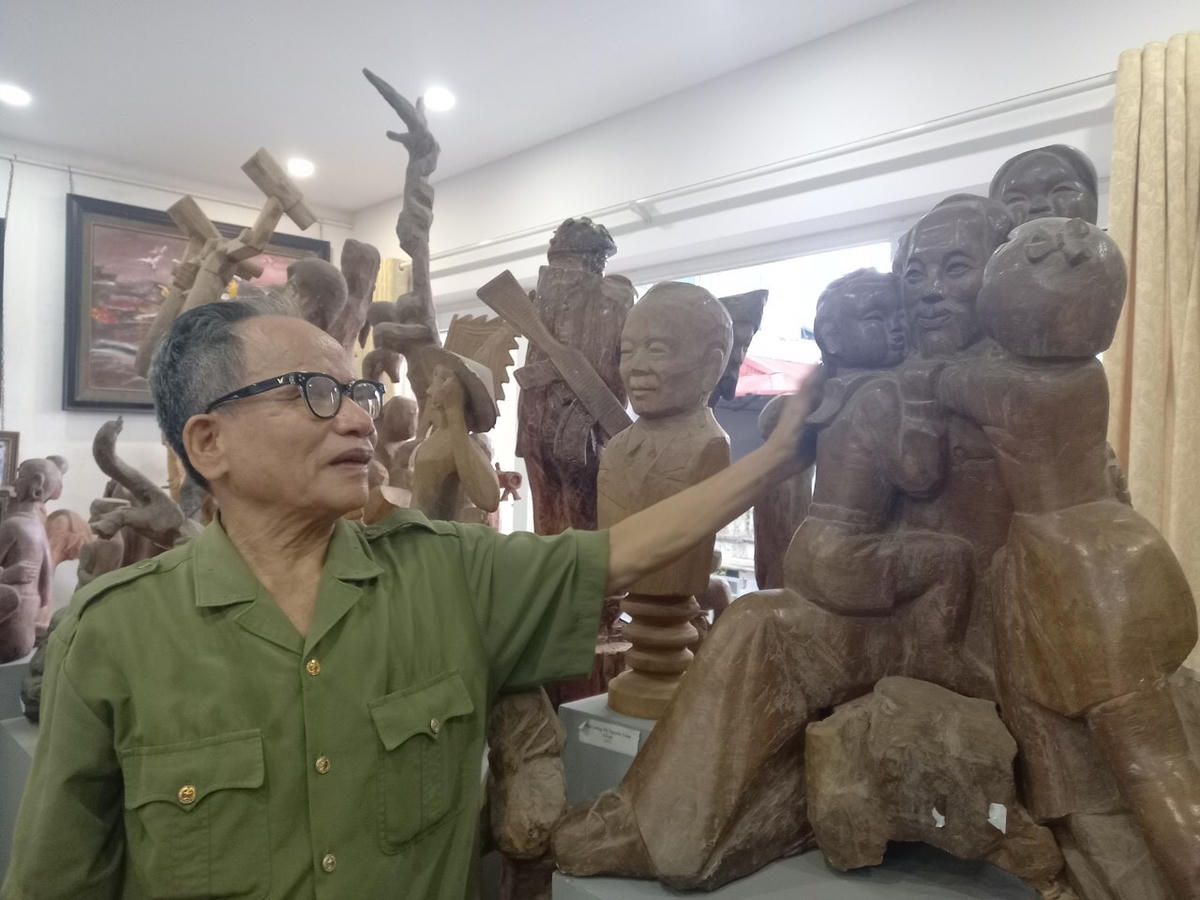 Tượng "Bác Hồ với thiếu nhi" của Lê Duy Ứng.