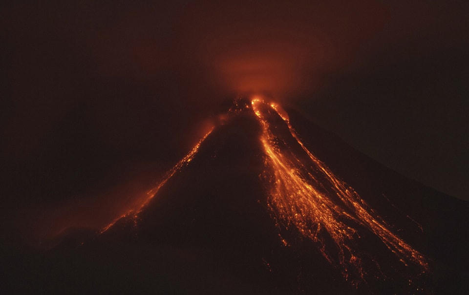 ​25. Dung nham chảy xuốn từ núi lửa Colima, còn được gọi là Volcano of Fire, gần thị trấn Comala, Mexico, vào ngày 10 tháng 07 năm 2015. Ảnh Sergio Tapiro Velasco / AP.