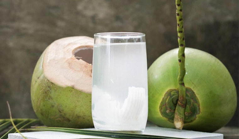 Nước dừa vị ngọt tính lạnh, không độc, đi vào kinh vị, tỳ, đại trường, tác dụng giải nhiệt, tiêu khát, lợi niệu, giải độc, thường dùng chữa say nắng, sốt khát nước...