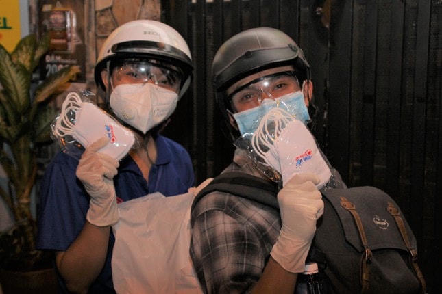 Bạn trẻ với những chiếc khẩu trang tặng người vô gia cư, người nghèo khó trên phố.