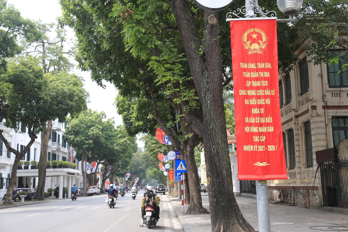 [ẢNH] Đường phố Hà Nội rực rỡ cờ hoa hướng về ngày hội của toàn dân