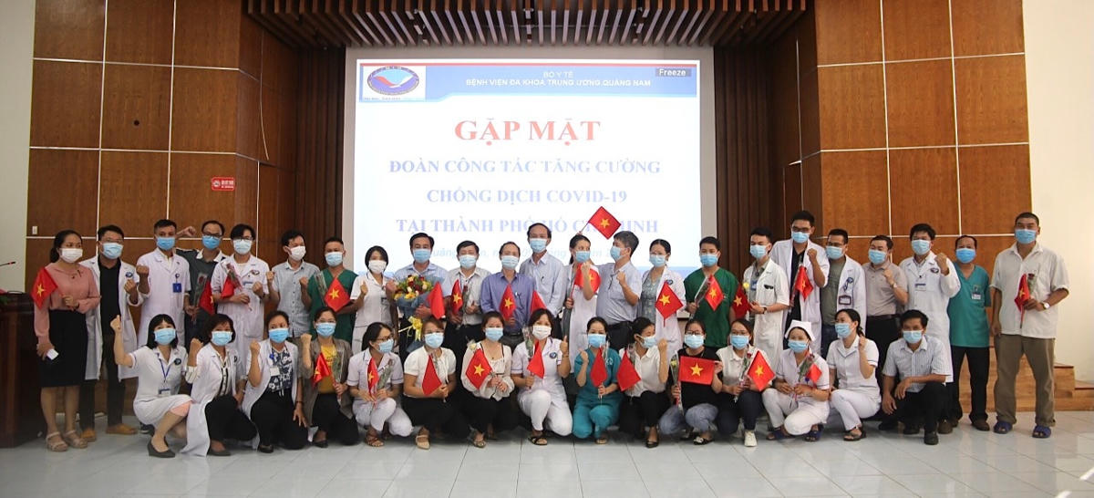 Đoàn y, bác sĩ Quảng Nam chụp ảnh lưu niệm trước khi lên đường.