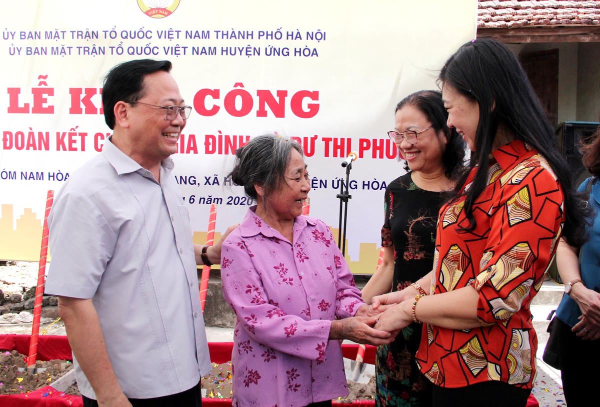 Bà Nguyễn Lan Hương bàn giao kinh phí và khởi công xây nhà Đại đoàn kết.