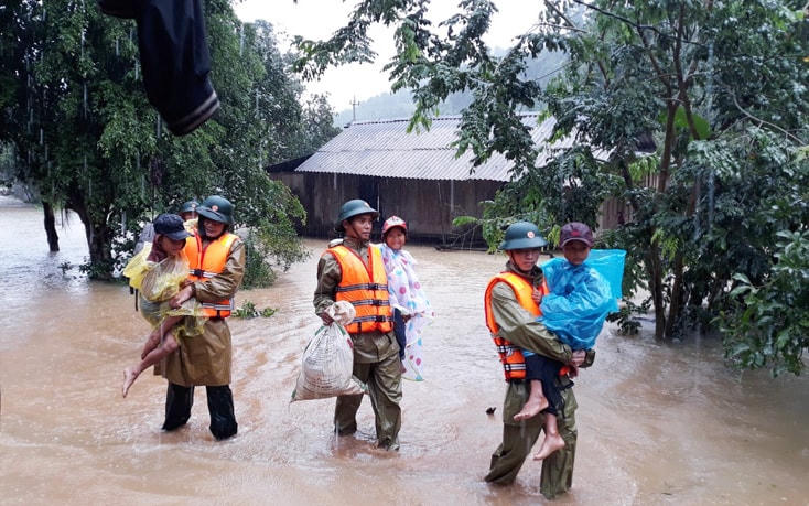 Giúp dân di chuyển đến nơi an toàn.