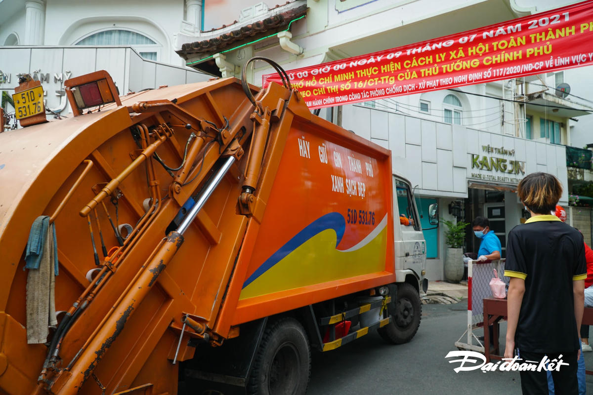 Các xe chuyên dụng, xe thu gom rác, vận chuyển hàng hóa vẫn ra vào bình thường.