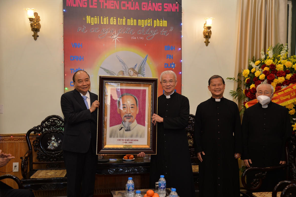 Chủ tịch nước Nguyễn Xuân Phúc tặng quà chúc mừng Ủy ban Đoàn kết Công giáo Việt Nam.