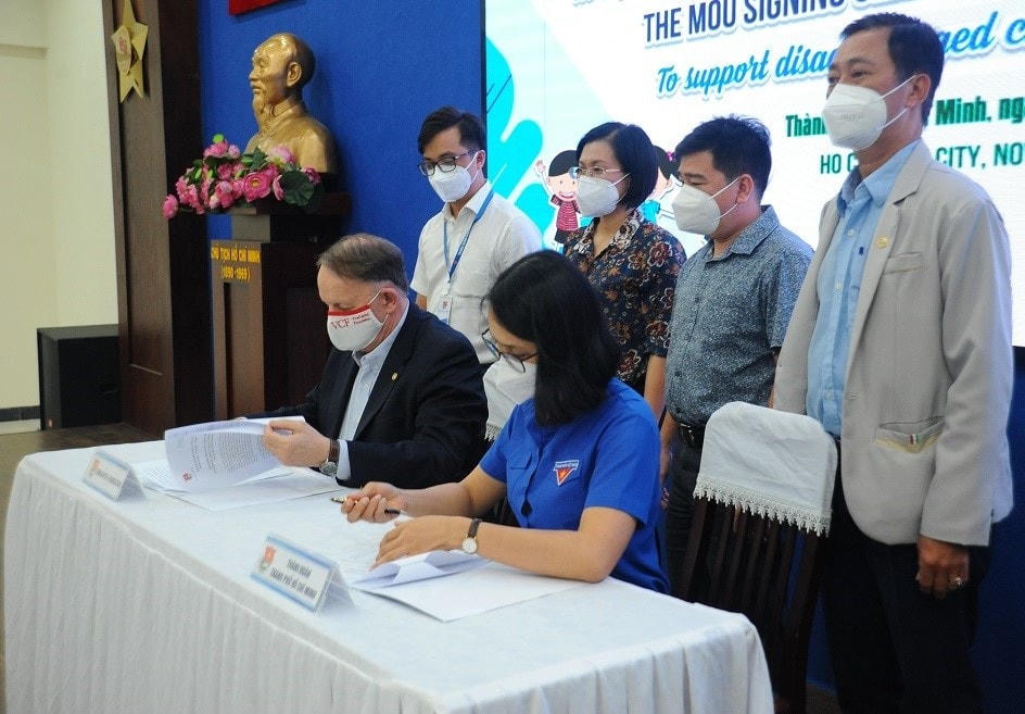 Đại diện VCF và Thành đoàn TP.HCM ký kết thỏa thuận hợp tác thực hiện chương trình.