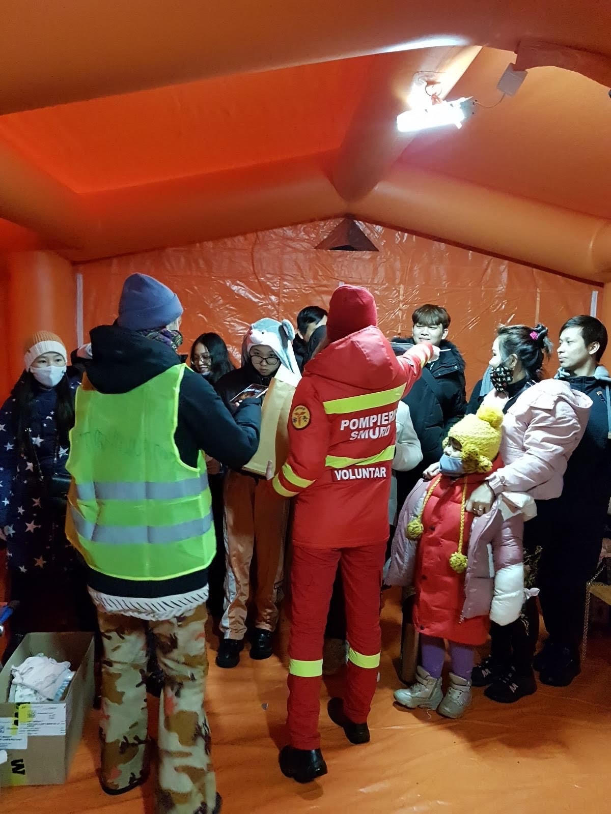 Hội chữ thập đỏ đón tiếp và phát đồ ăn cho bà con người Việt ngay sau khi ra khỏi biên giới Ukraine.