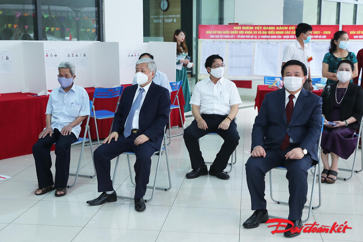 Ủy viên Bộ Chính trị, Giám đốc Học viện Chính trị Quốc gia Hồ Chí Minh, Chủ tịch Hội đồng Lý luận Trung ương Nguyễn Xuân Thắng; Bí thư Trung ương Đảng, Chủ tịch UBTƯ MTTQ Việt Nam, Phó Chủ tịch Hội đồng bầu cử Quốc gia Đỗ Văn Chiến cùng các cử tri tham gia bầu cử tại khu vực bỏ phiếu số 7.Bí thư Trung ương Đảng, Chủ tịch UBTƯ MTTQ Việt Nam Đỗ Văn Chiến cùng các cử tri nghiên cứu danh sách người ứng cử.Chuẩn bị hòm phiếu. 