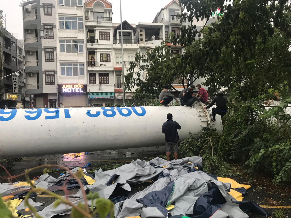 Hiện trường vụ biển quảng cáo  gió đánh sập. Ảnh: TL.