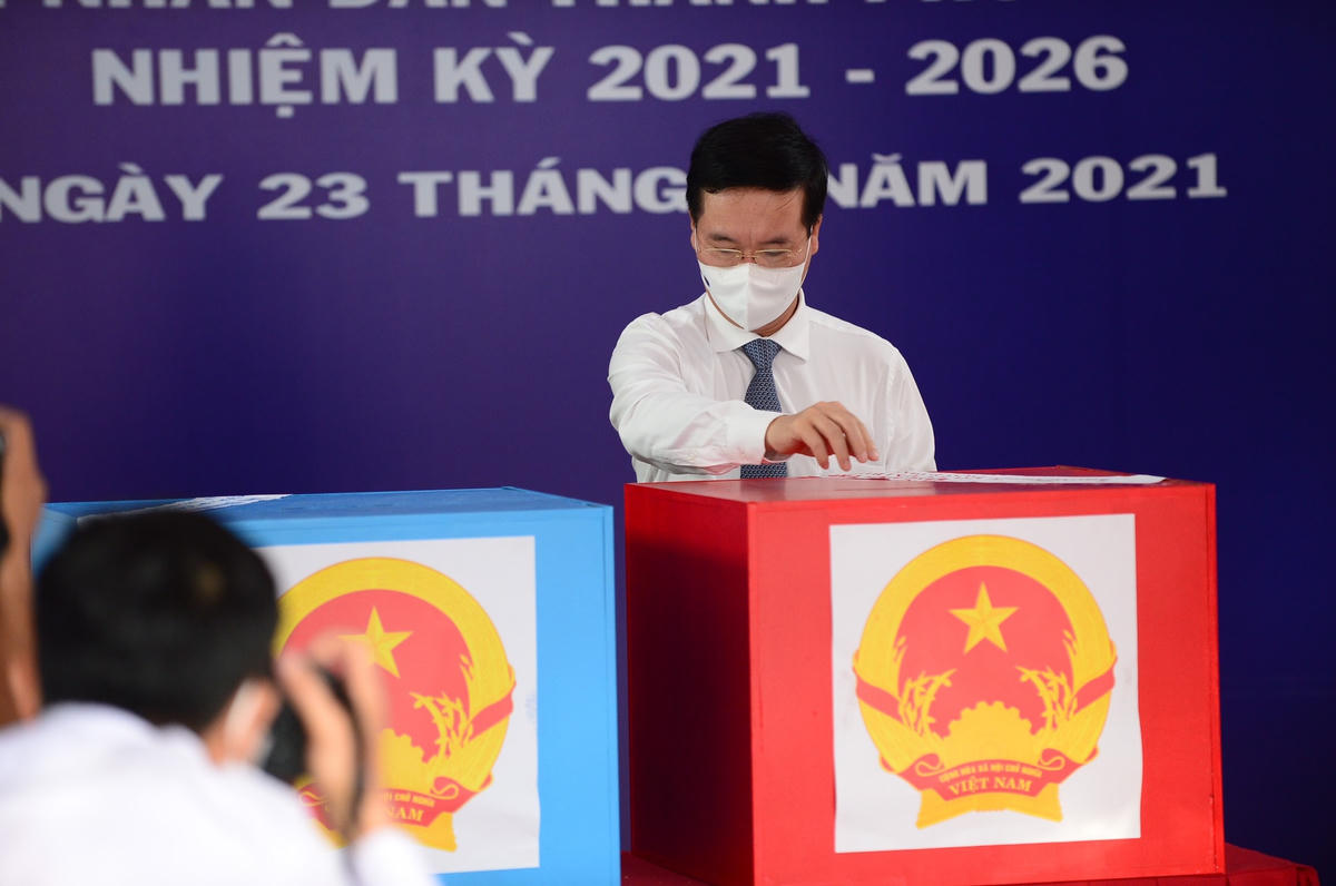 Thường trực Ban Bí thư Võ Văn Thưởng bỏ phiếu bầu cử tại khu vực bỏ phiếu số 21 quận Phú Nhuận, TP HCM. Ảnh: TL.