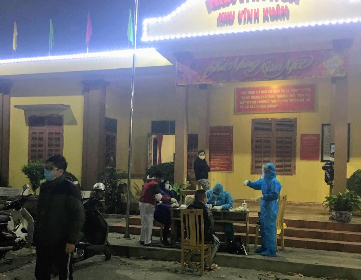 Lấy mẫu xét nghiệm cho người dân khu Vĩnh Xuân, phường Mạo Khê, thị xã Đông Triều (Quảng Ninh).