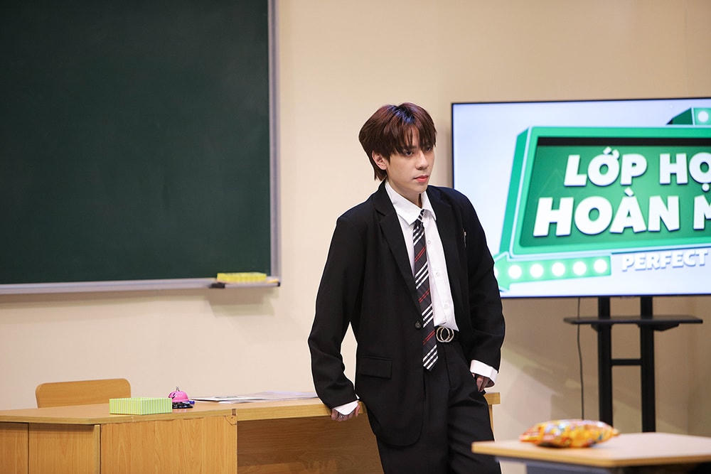 Quang Hùng MasterD rất nghiêmm túc chia sẻ câu chuyện thời còn cắp sách đến trường của mình.